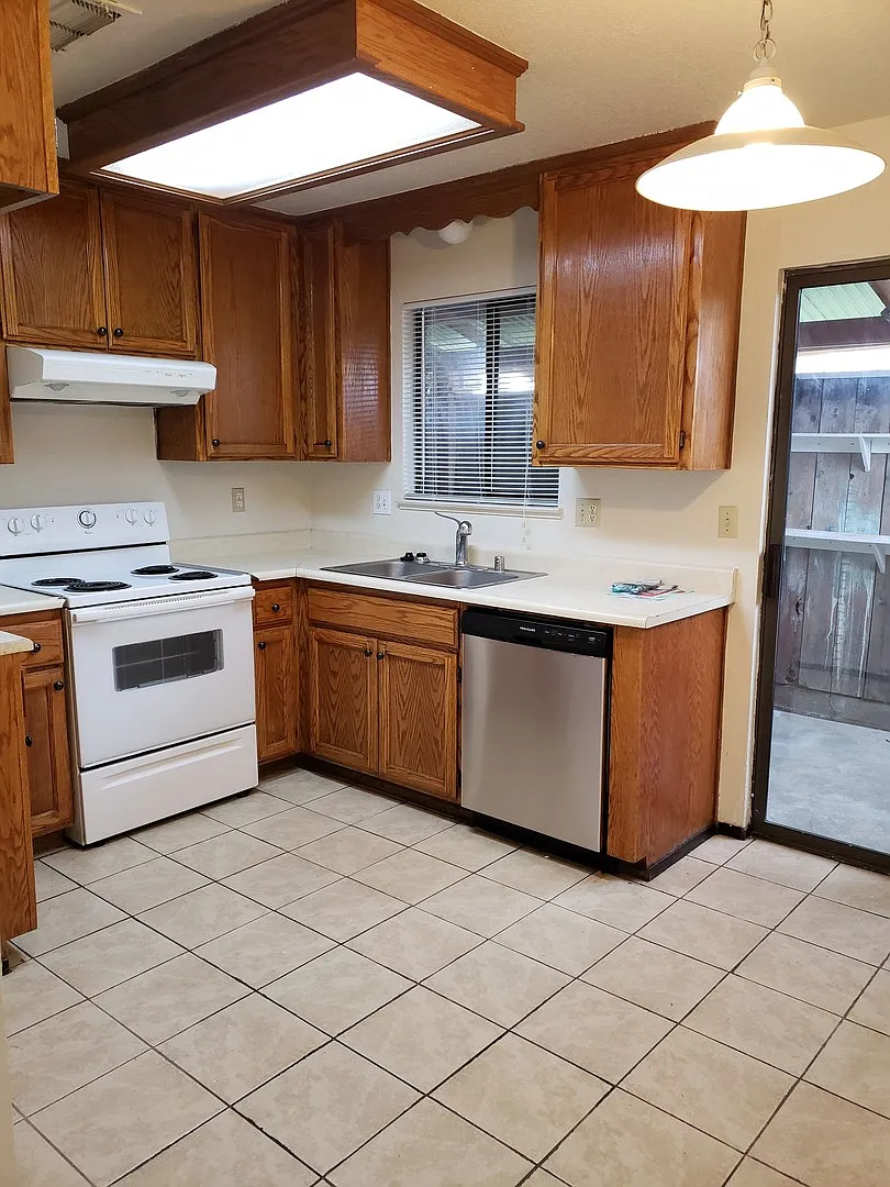 1190 Kenwood Ave — Photo 2