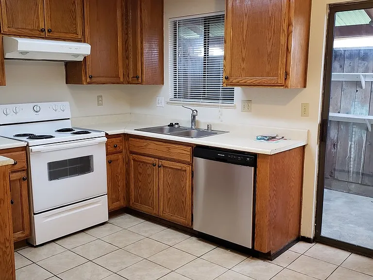 1190 Kenwood Ave #2 — Photo 2