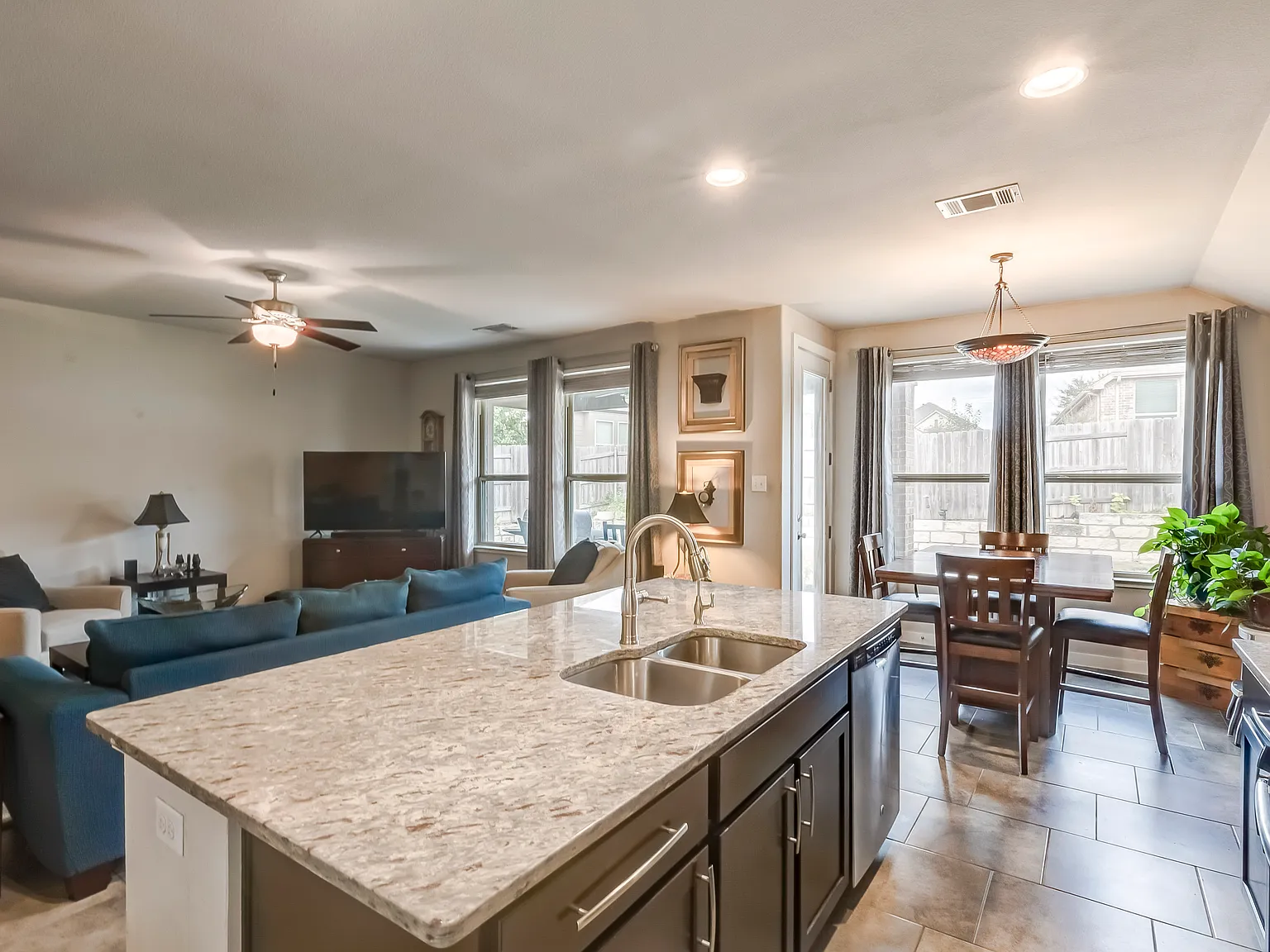 4 bed, 2218 sqft, $2,300 — Photo 3