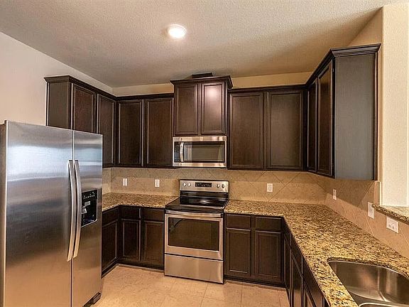 5th image of 405 Hollow Brook Ln