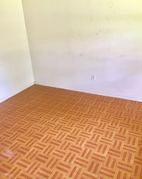 2nd image of 3914 Hutchinson St