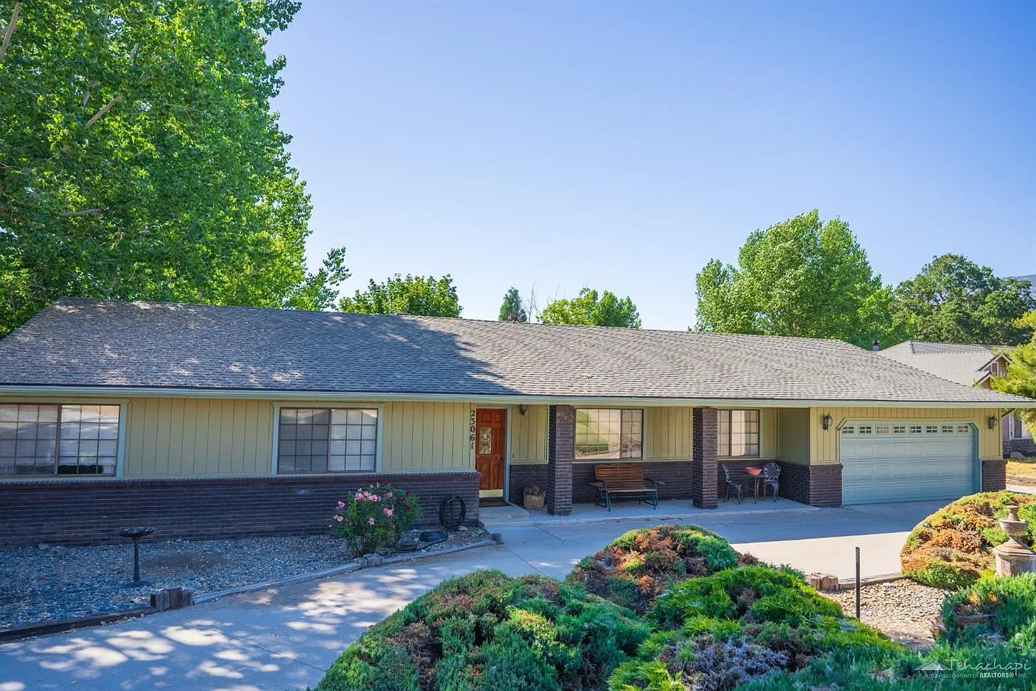 23061 Lakeview Dr photo 1