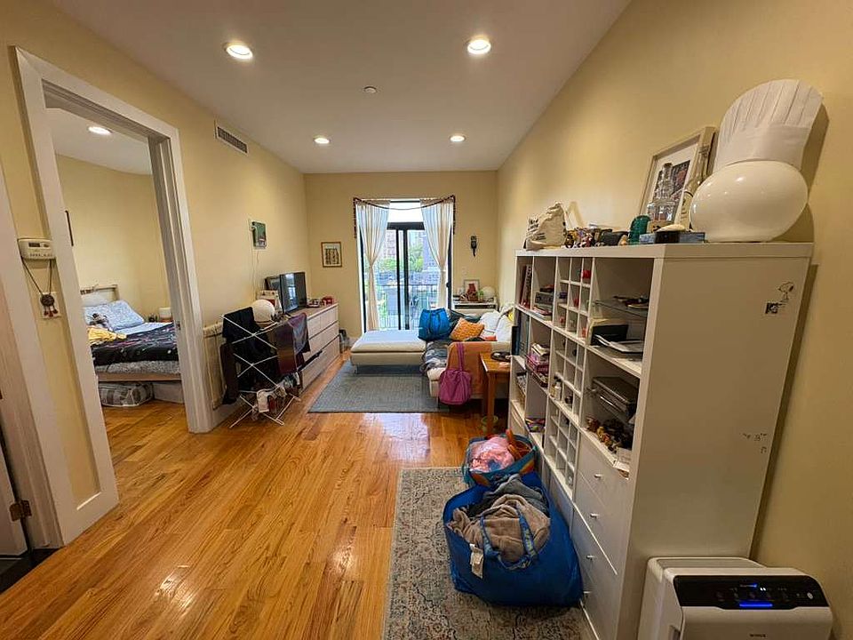 2nd image of 435 Maple St #3R
