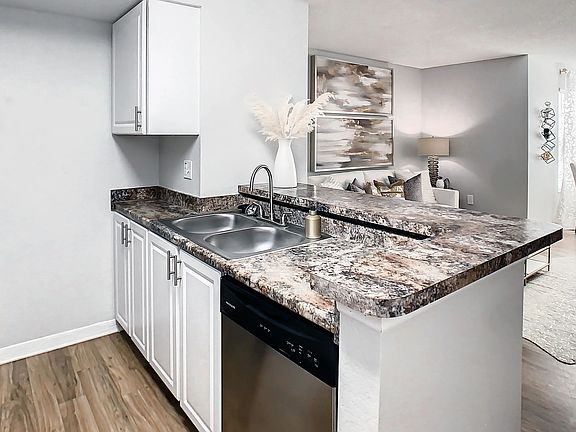 Whip up culinary masterpieces at our sociable breakfast bar and breeze through clean-up with a handy dishwasher. Experience the everyday pleasures of living at Ashton Chase!