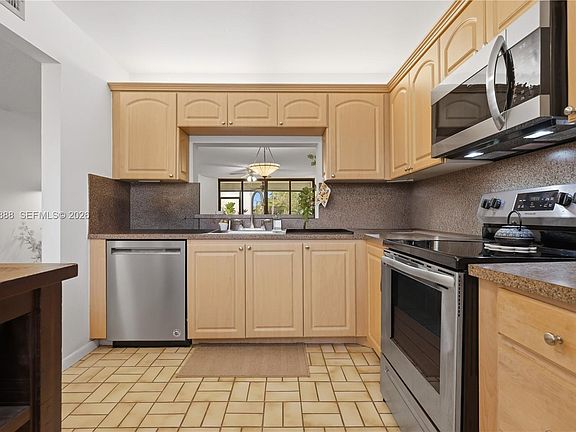 4th image of 11230 Taft St #11230
