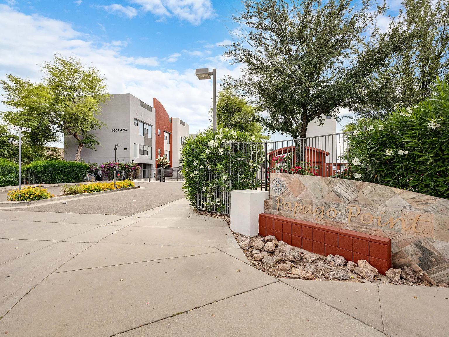 2 bed, 2.5 bath, 1695 sqft, $2,400 — Photo 2