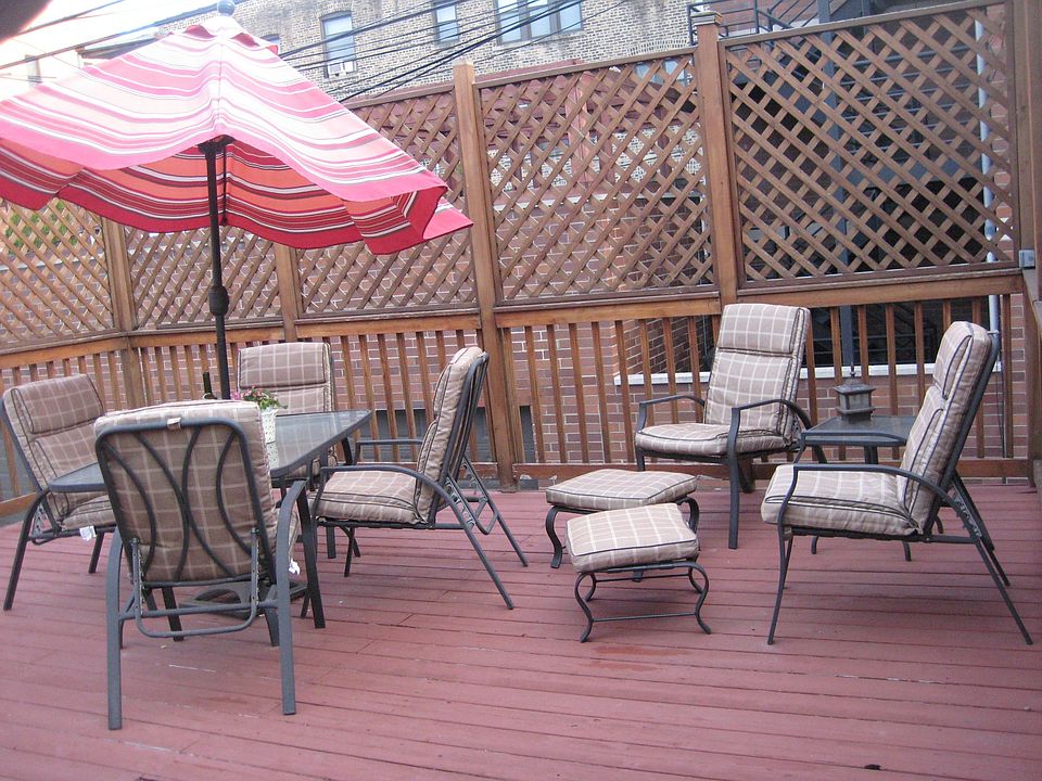 PRIVATE DECK