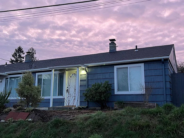 1729 Houston Ave — Photo 2