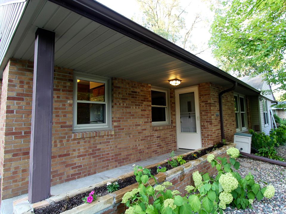 Main entrance (there is also a side entrance off the kitchen