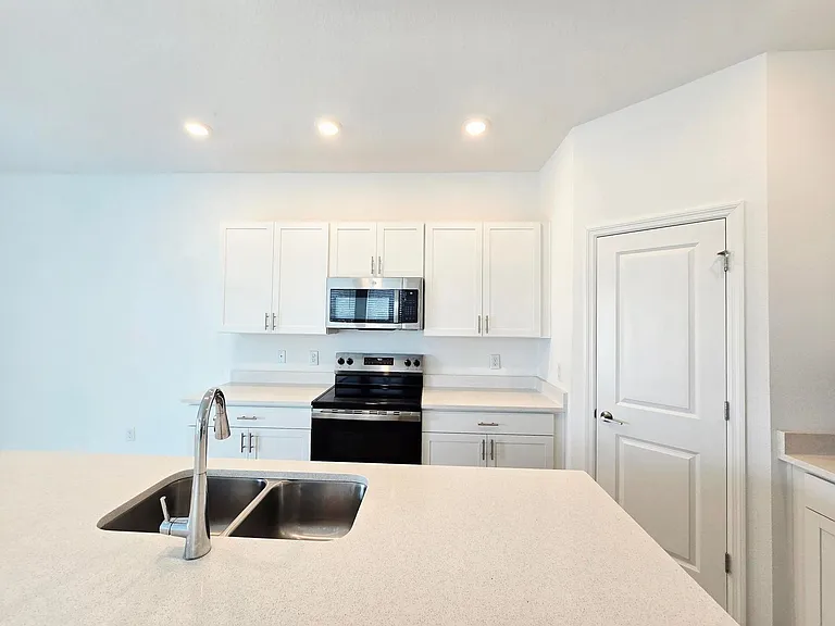 11946 Glenside Ter — Photo 4