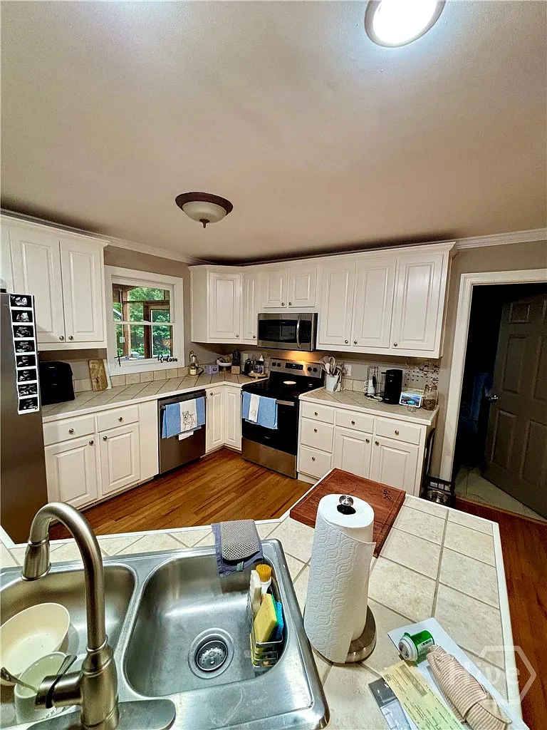 3 bed, 2.5 bath, 2517 sqft, $2,500 — Photo 4