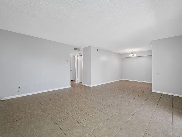 Lake Tarpon Apartments — Photo 40