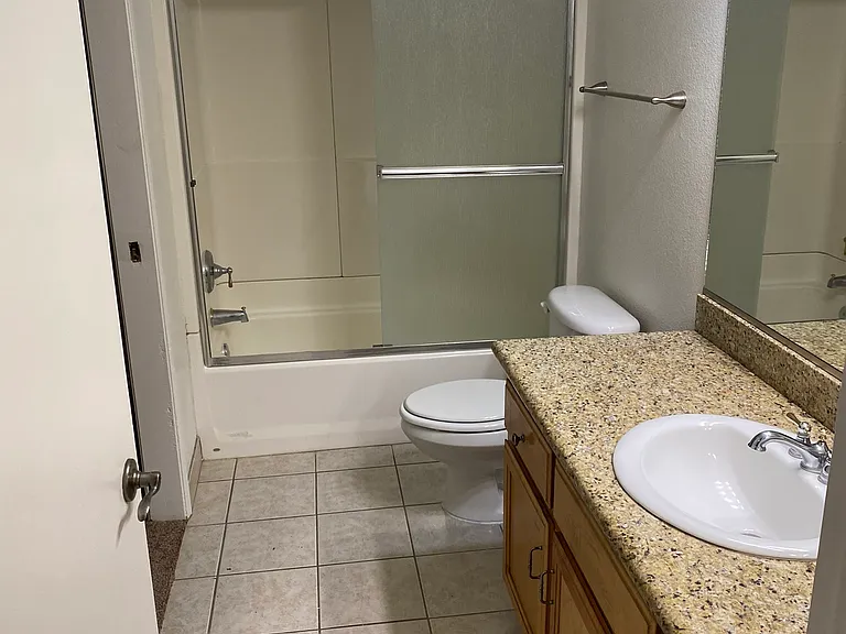 500 White Ln — Photo 5