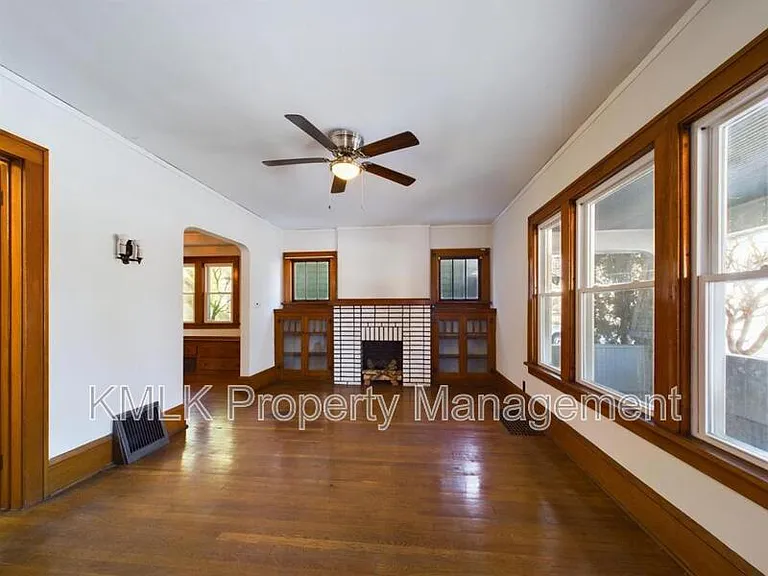 524 Allyn St — Photo 9