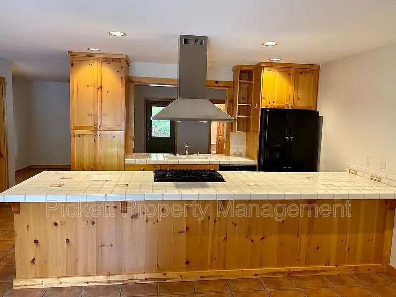 2 bed, 1.5 bath, 1405 sqft, $1,975 — Photo 2