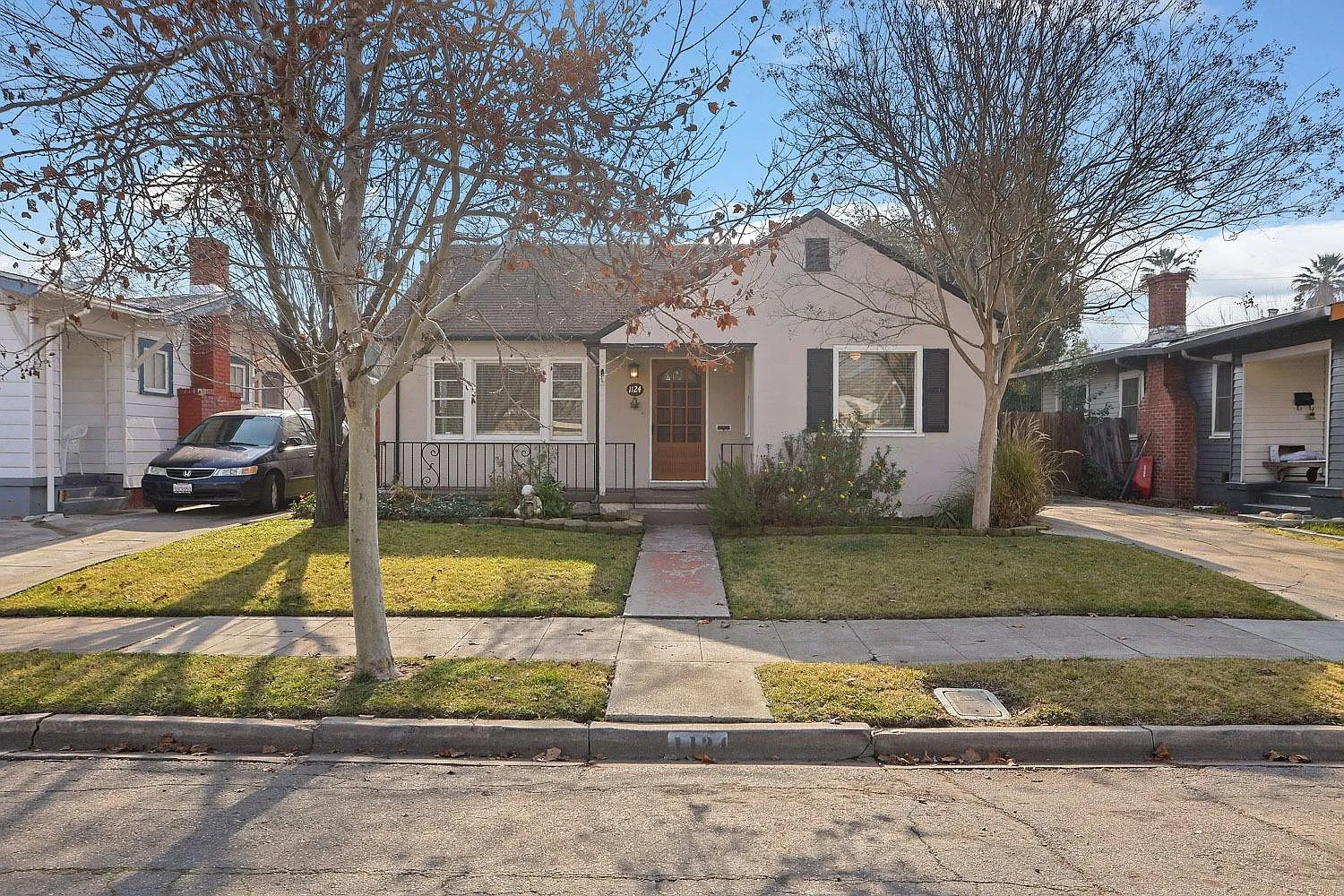 1124 W Willow St photo 1