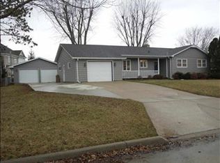 1914 Timberledge Dr, Cedar Falls, IA 50613