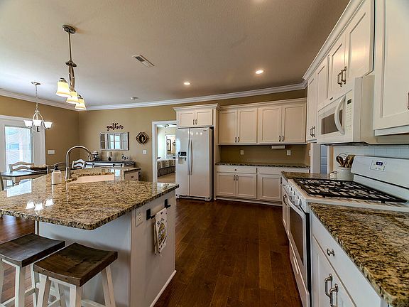 4th image of 220 Hunters Ridge Dr