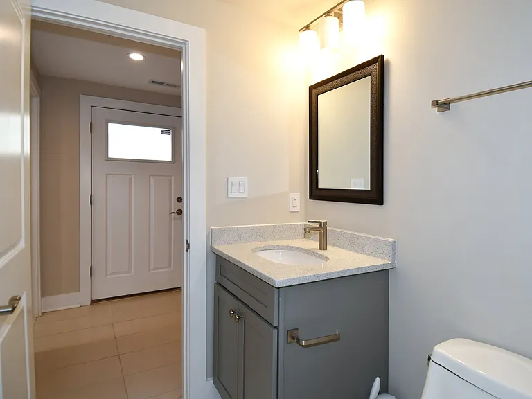 901 Lawrence St NE #B — Photo 12