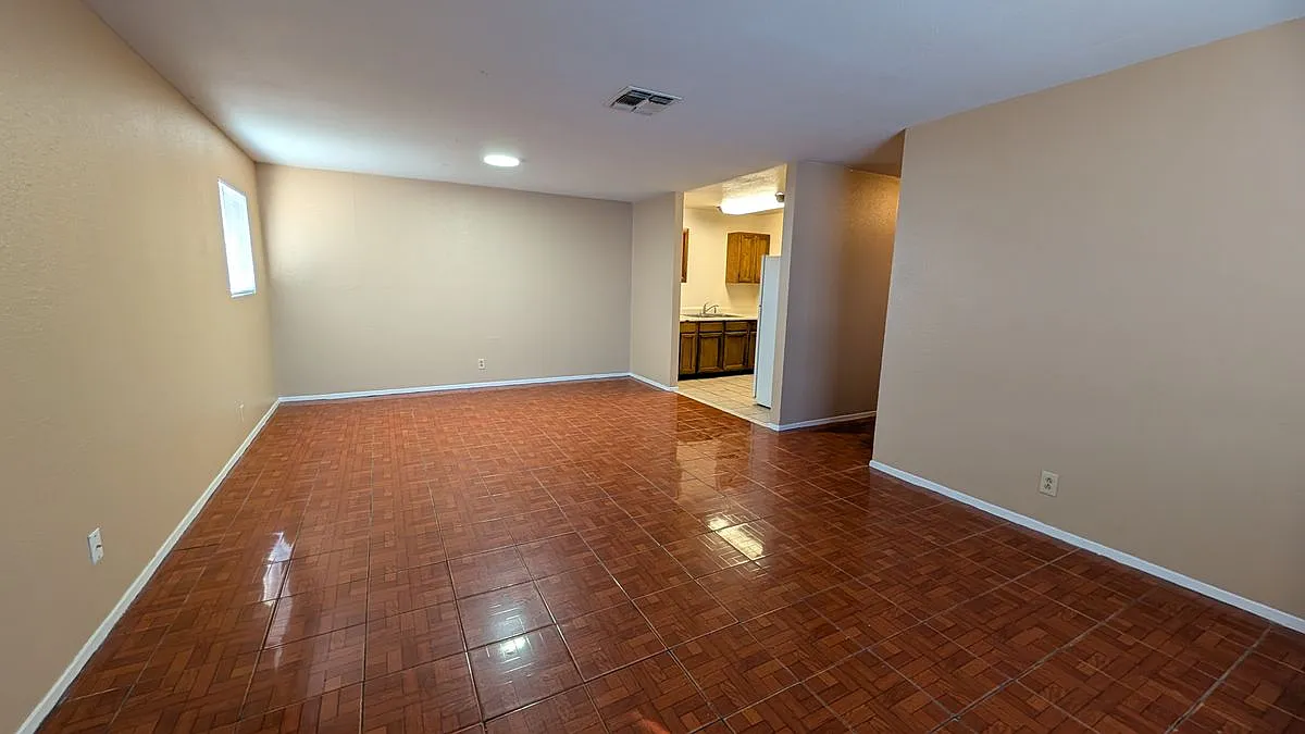 3 bed, 1.0 bath, 955 sqft, $1,095 — Photo 2