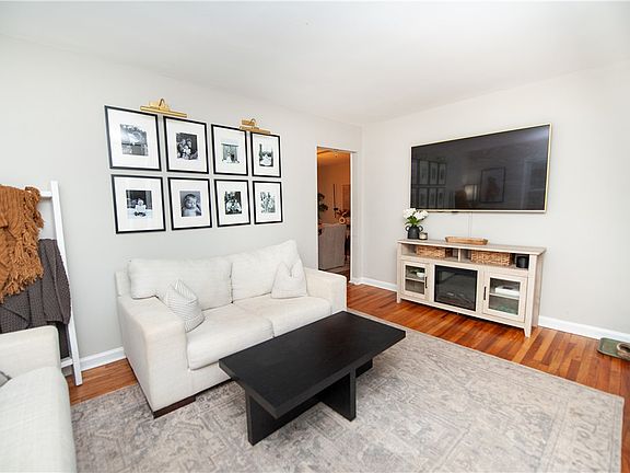 4th image of 117 Woodley Rd