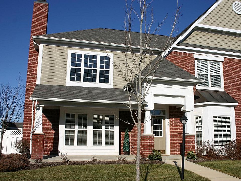 Immaculate Townhome with Tasteful Decor