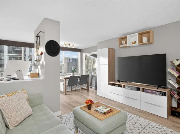 626 S 15th Ave SW #402, Calgary, AB T2R 0R5