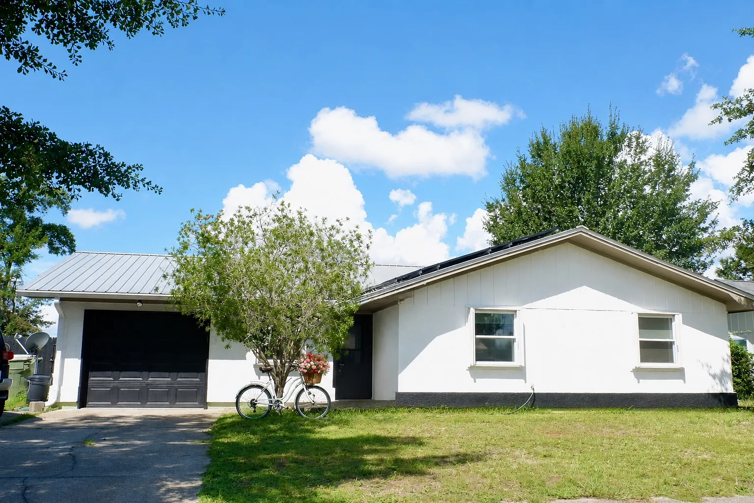 3 bed, 1420 sqft, $2,400 — Photo 1