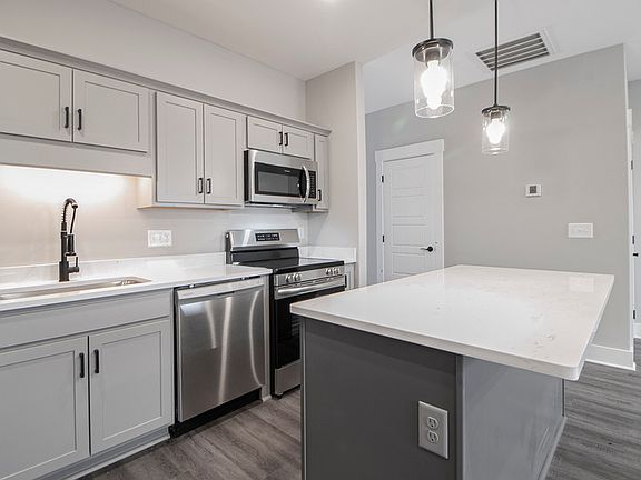4th image of 403 Jonathan Wade Cir