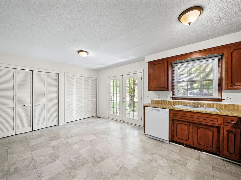 397 Elaine Dr — Photo 5