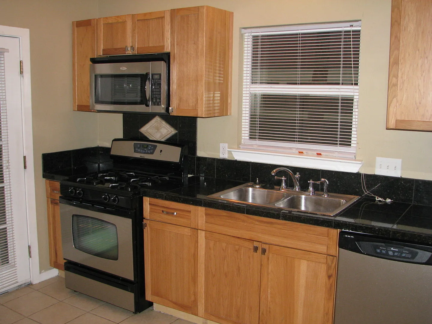 Ut Pre-Lease: North Campus 6 Bed / 3 Bath Remodel, High-End Kitchen Features Ss Appliances, Wood ... — Photo 2