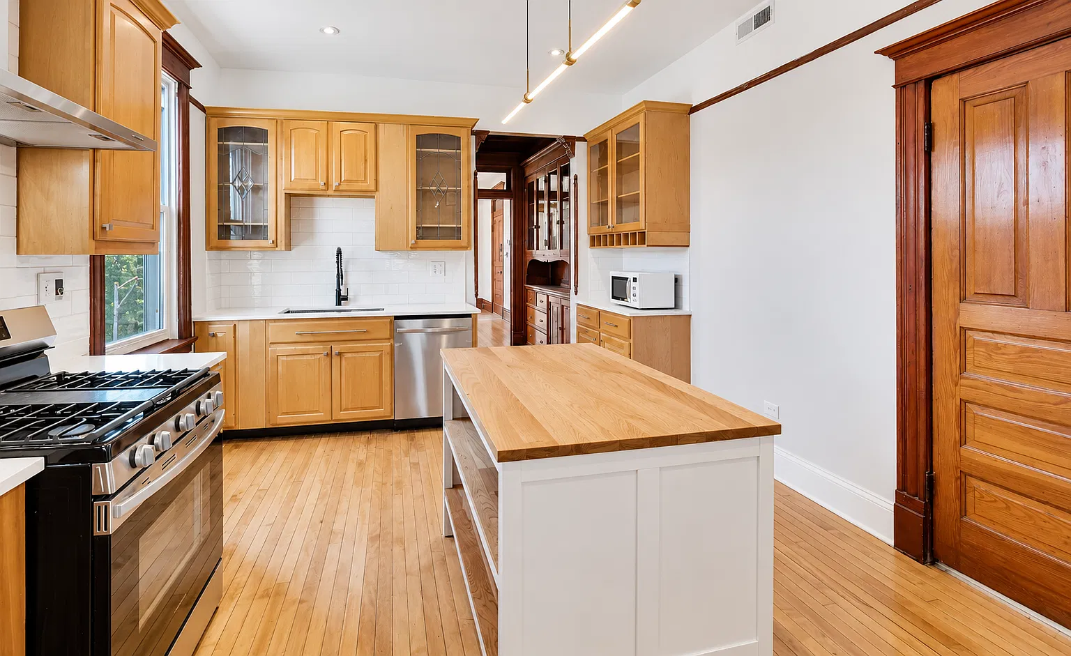 3 bed, 1200 sqft, $3,395 — Photo 3