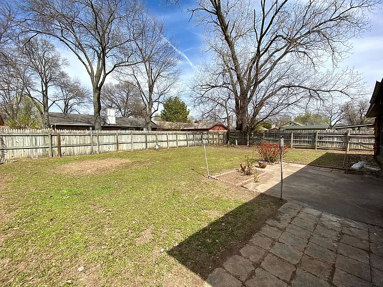 127 W M St — Photo 14
