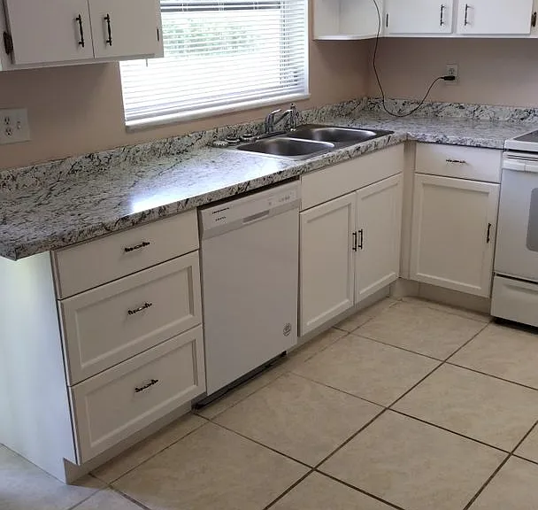 313 NW Tyler Ave — Photo 5