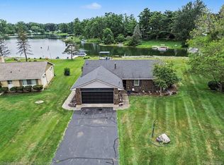 5134 Red Fox Dr, Brighton, MI 48114