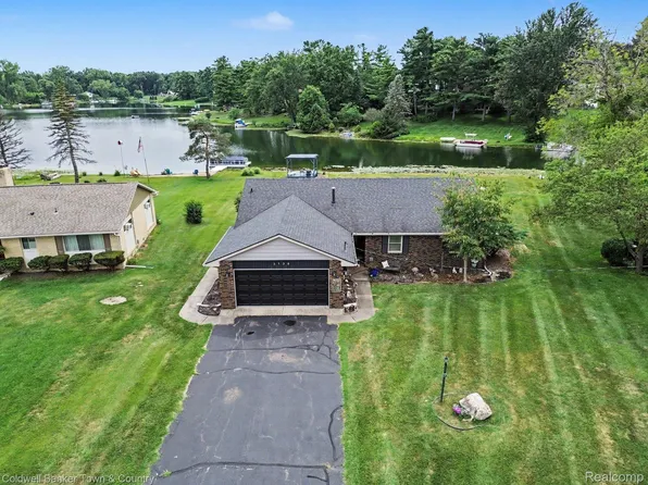 5134 Red Fox Dr, Brighton, MI 48114