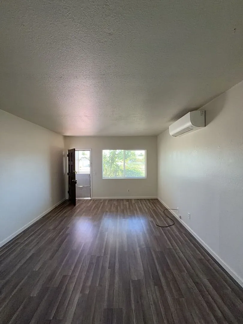 Lakeport 2 Bedroom 1 Bath Duplex — Photo 4