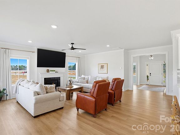 5th image of 1005 Piper Meadows Dr