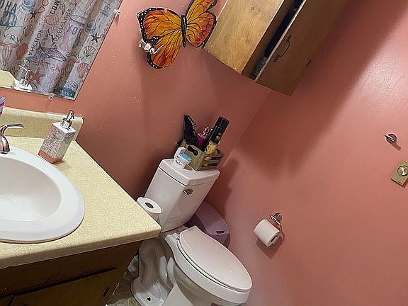 4th image of 215 Redbud Ln