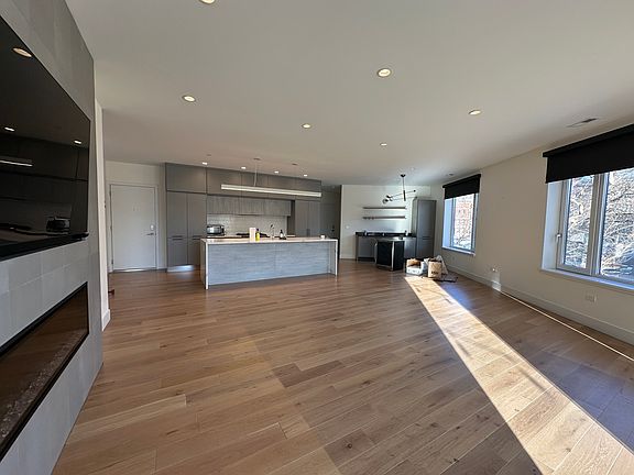 5th image of 550 N Ogden Ave #2S