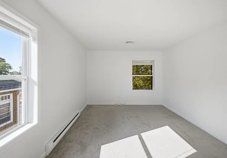 2010 Grammercy Ave — Photo 6