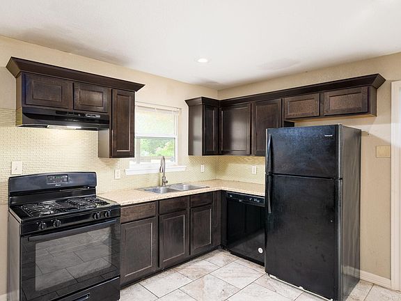 3rd image of 514 Dresden Dr