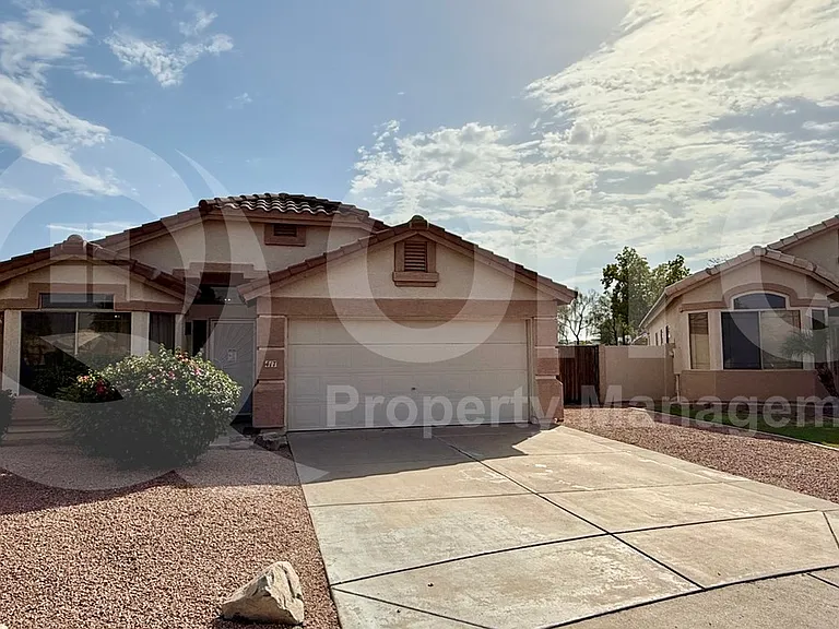 417 E Cantebria Dr — Photo 2