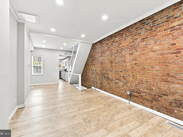 2307 N Mascher St — Photo 2