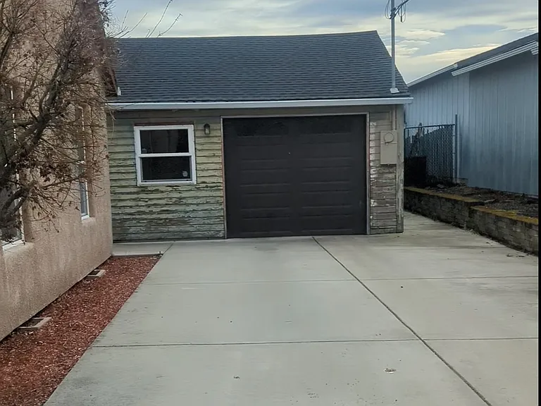 219 Oak Grove Rd — Photo 5