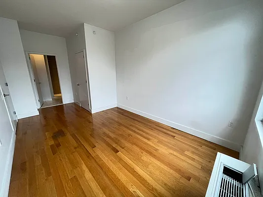 Rented by Tapiro Realty | media 34