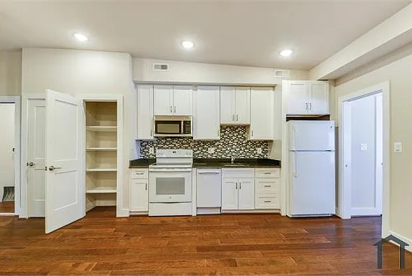 2 bed, 827 sqft, $2,800 — Photo 2