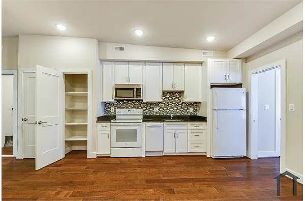 Building Photo - 1222 Queen St NE #3