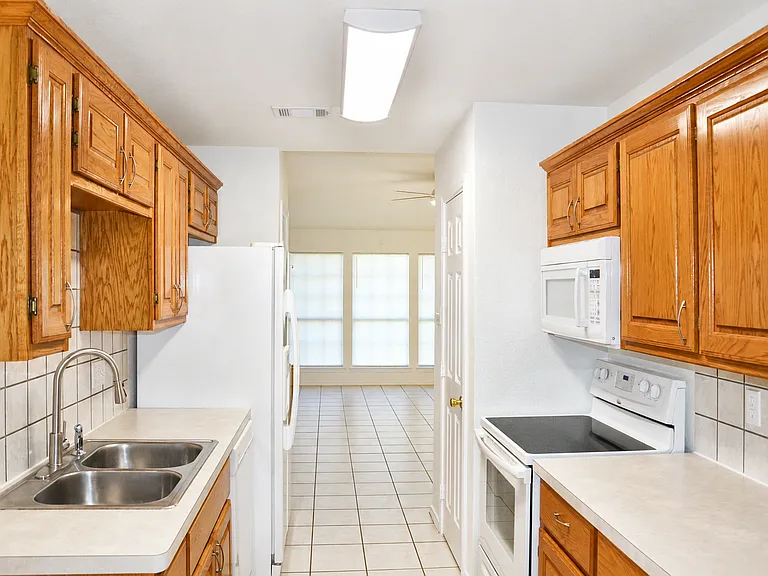 1011 Waterview Dr — Photo 3