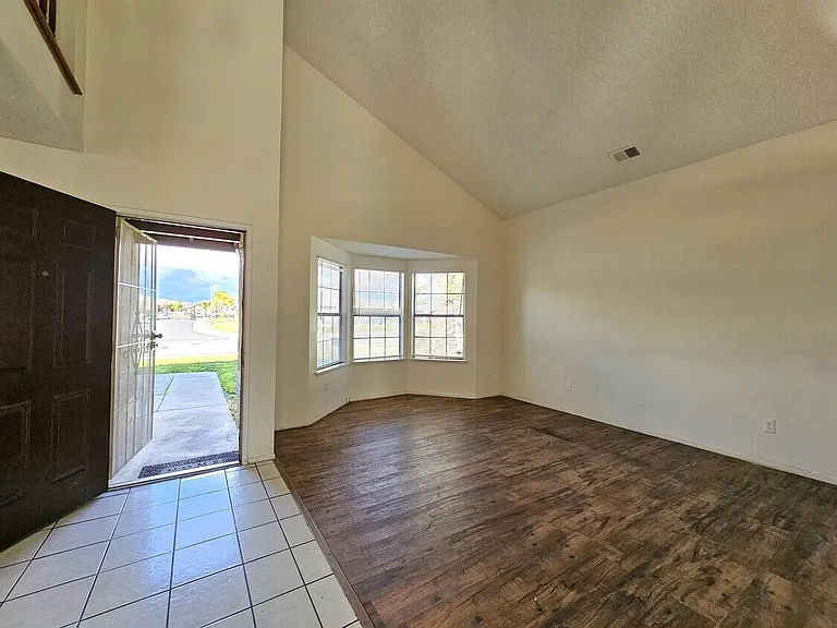 24657 Carolyn Ave — Photo 6